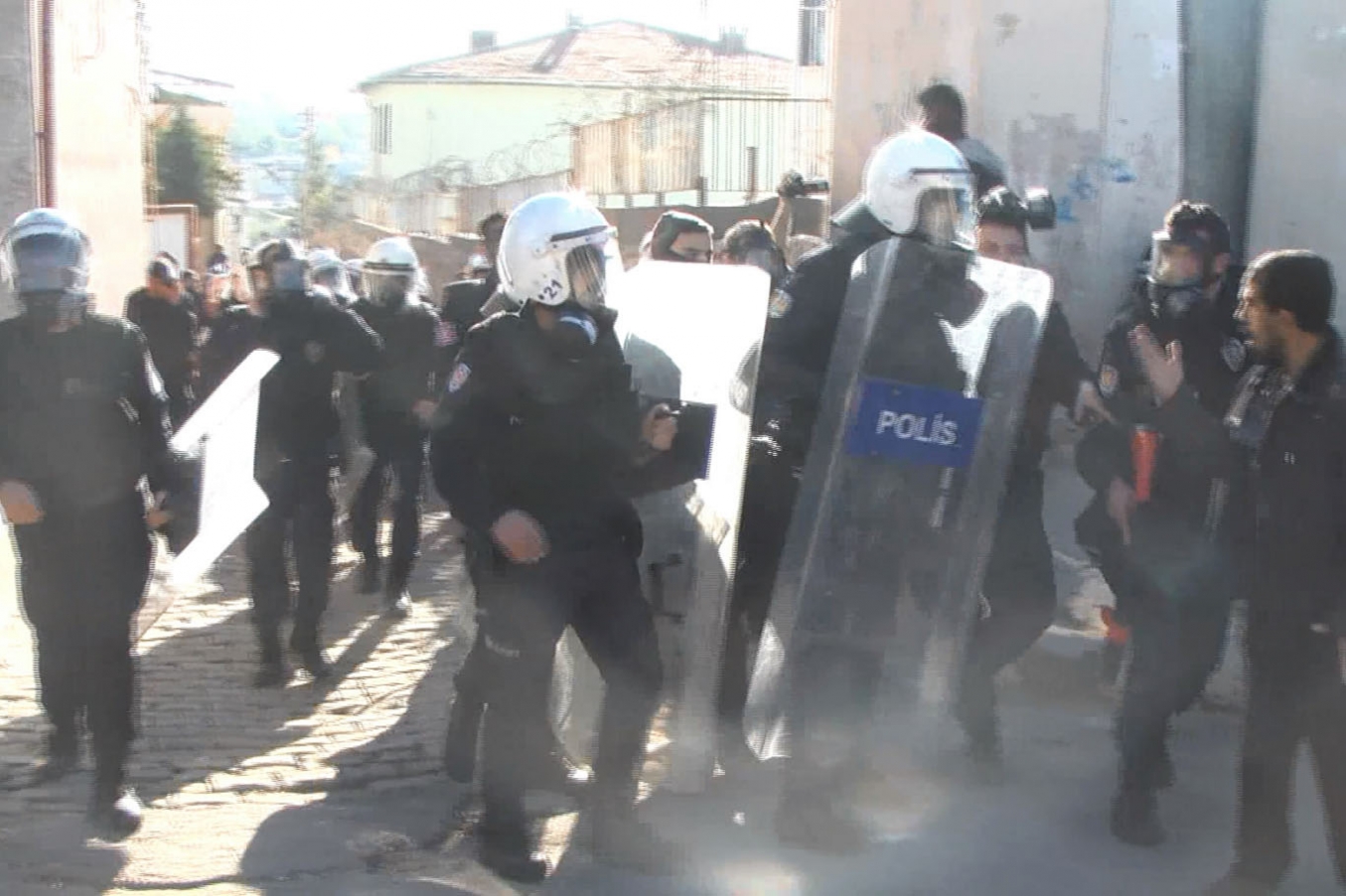 HDP’lilerin Silvan'da izinsiz yürüyüşüne müdahale